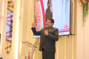 Ashish Kumar Agarwal giving speech